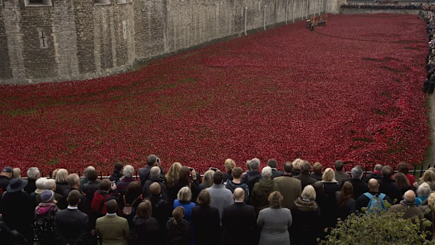 Two minutes of silence is observed during a Remembrance Day ceremony at the Tower of London. (AAP)