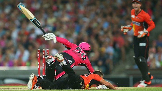Riki Wessels of the Sixers is run out by Andrew Tye of the Scorchers at the SCG. (Getty)