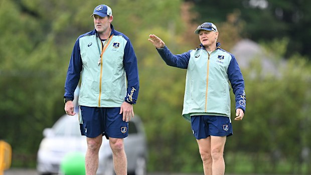 Joe Schmidt da instrucciones durante el entrenamiento de Urayasu.