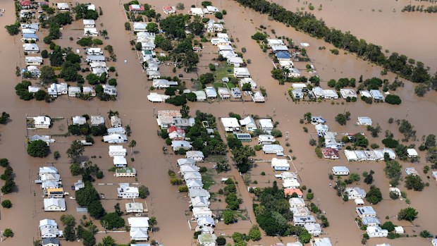 A review into how Queensland emergency services responded to Cyclone Debbie has been ordered. 