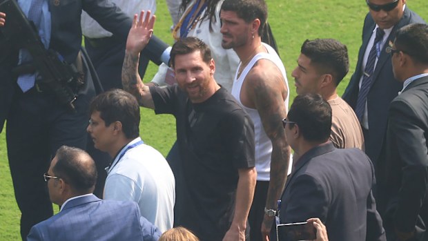 Arjantinli futbol ikonu Messi el sallıyor.