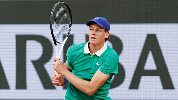 Jannik Sinner, Novak Djokovic'e karşı backhand vuruyor.
