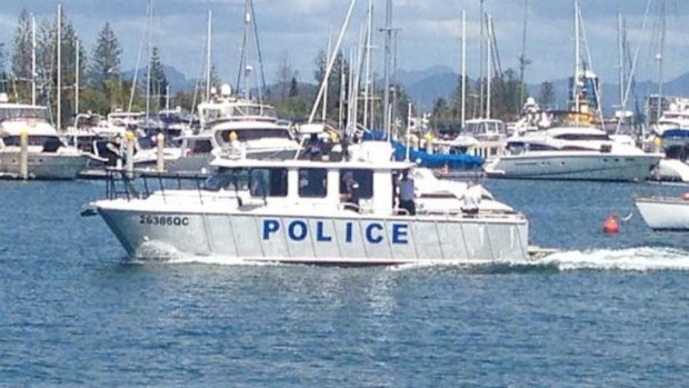 A Water Police boat brings the man's body back to shore. (Alex Bernhardt)