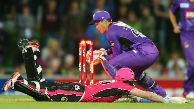 Wicketkeeper Tim Paine of the Hurricanes unsuccessfully attempts to run out Riki Wessels of the Sixers. (Getty)