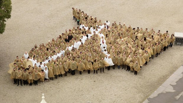 Hundreds of people have converged to create a giant mural of Phar Lap's head. (Supplied/Rodney Start)