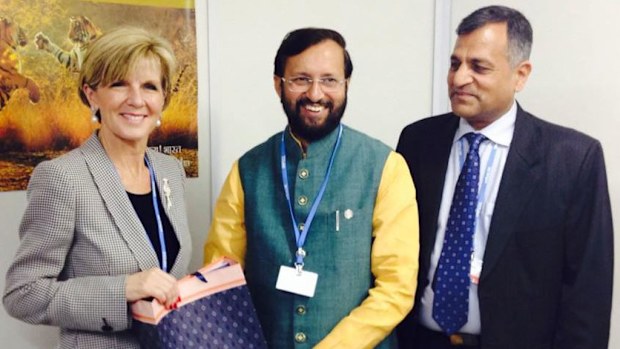 The foreign minister with India's environment minister Prakash Javadekar. (Julie Bishop, Twitter)