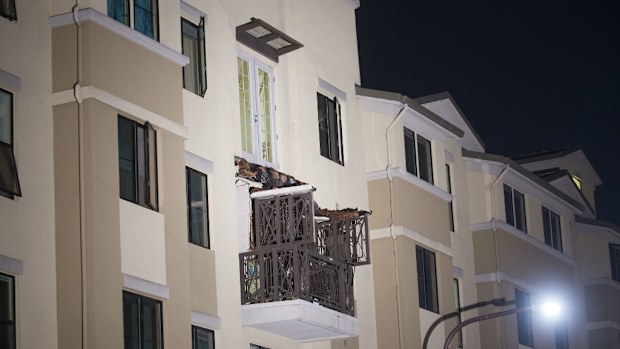 A fourth floor balcony rests on the balcony below after collapsing at the Library Gardens apartment complex in Berkeley. (AP)