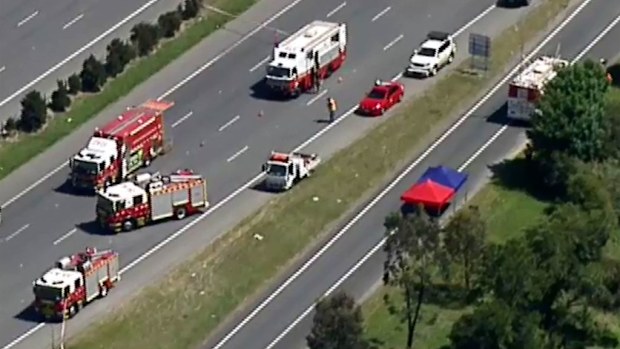 Emergency crews work to clear a chemical spill on the Monash Freeway at Endeavour Hills. (9NEWS)