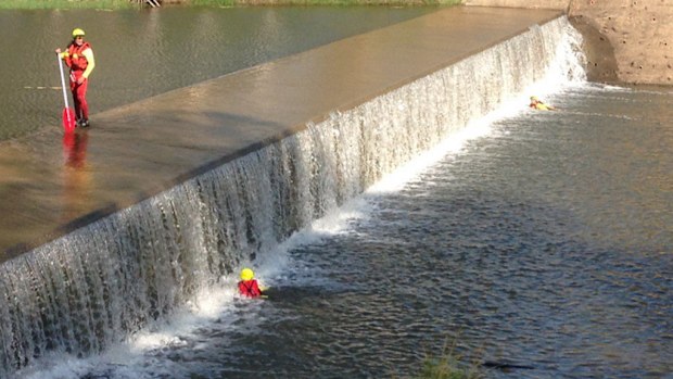 Search crews conducted a precautionary search of the weir. (9NEWS / Michael Best)