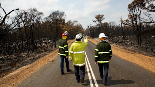 A bushfire in Western Australia has been contained but not controlled. (AAP)