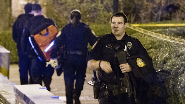A Tallahassee officer with an assault rifle on the Florida State University Campus. (AAP)