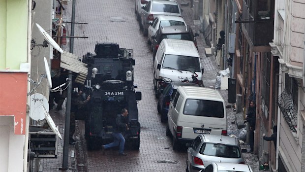 Turkish special forces clashed with two female militants, after they attacked a police station in the Bayrampasa district, Istanbul. (AAP)