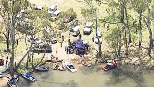 A man and six children have suffered burns in a boat explosion in northern Victoria. (9NEWS)