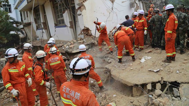 Rescuers search for buried bodies in Zhaotong, China. (Getty)