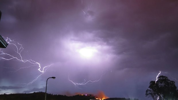 Lightning sparks bushfires in Wodonga. (AAP Image/Twitter/Celicajim) 