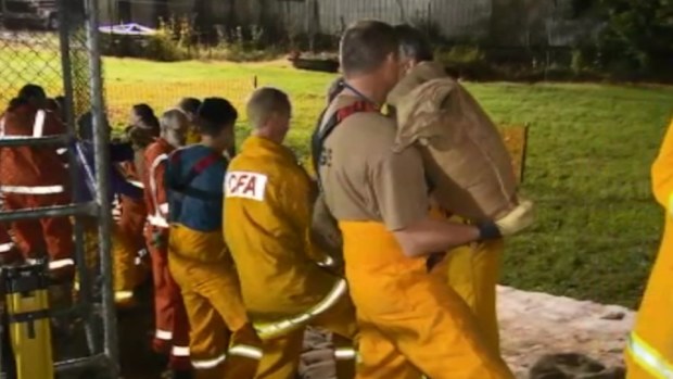 Hundreds of residents from the Parfitt Road area in Wangaratta have been evacuated after a levee began leaking. (9NEWS)