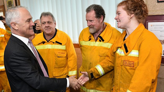 The prime minister met with volunteers in Coldstream today. (AAP)