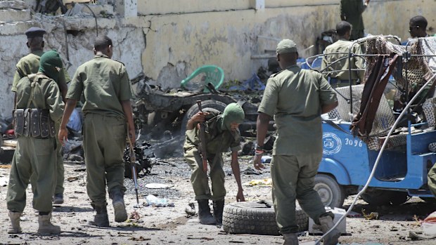 Somali security forces gather in front of a government builidng that was attacked by militants from Islamist group al-Shabab. (AAP)