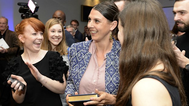 Anna Krien (centre) reacts after winning the 2014 William Hill Sports Book of the Year Award. (AAP)