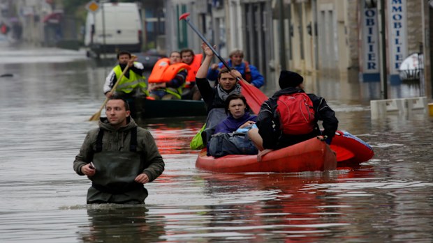 Residents evacuate their homes in Nemours, south of Paris. (AAP)