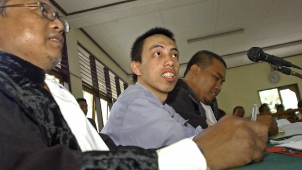 Convicted Bali bombers associate Muhammad Cholili (centre) has been released on bail in Indonesia. (Getty)