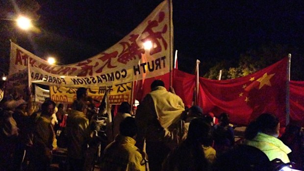 Chinese government supporters and protesters mingle outside Xi Jinping's hotel in Canberra. (AAP) 
