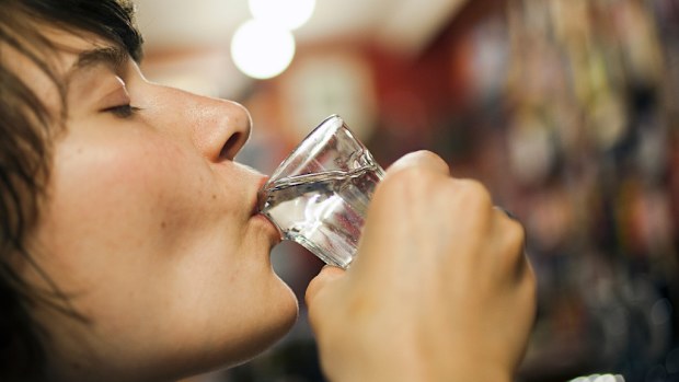 A woman drinks an alcoholic beverage. (AAP file image)