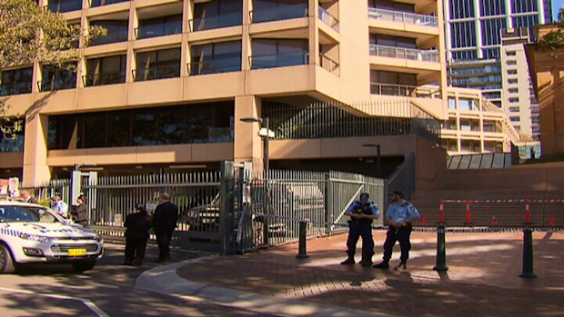 The police operation began just after 10am. (9NEWS)