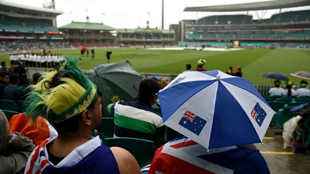Australia fans wait in the rain at the Sydney Cricket Ground. (AAP)