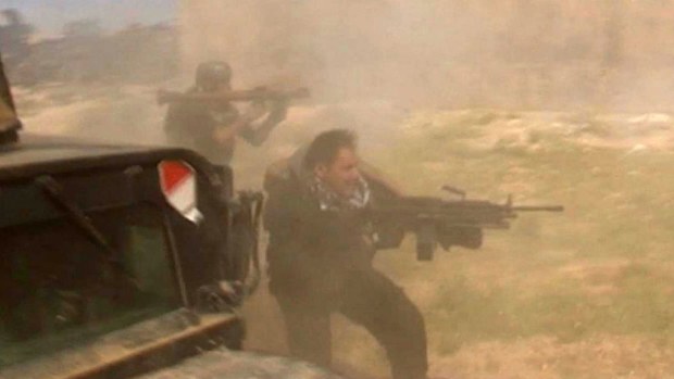 Iraqi forces fire on targets in Tikrit. (AAP)