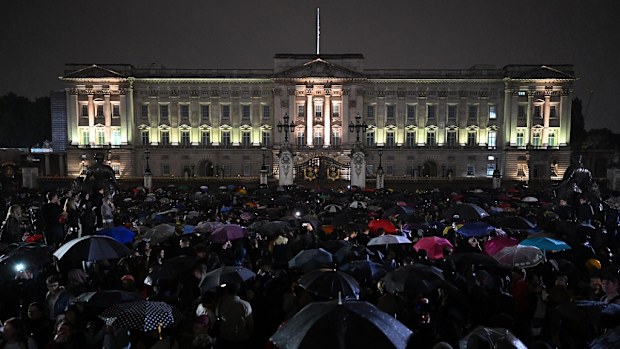 queen elizabeth II death buckingham palace mourners