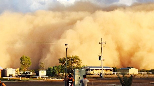 An enormous dust storm stretching into the horizon has engulfed the town of Bedourie in south-western Queensland yesterday. (Supplied, Diamantina Shire Council CEO Leon Love)