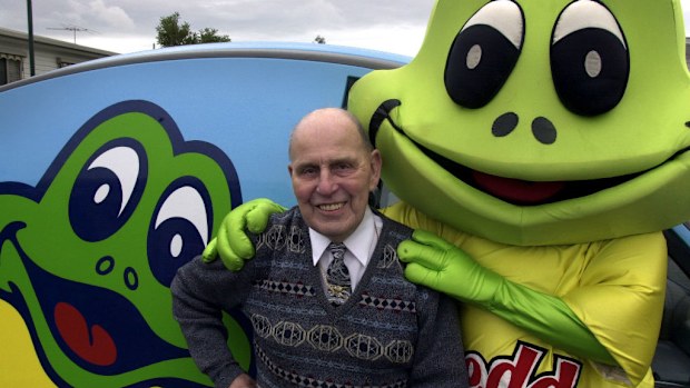 The creator of the "Freddo Frog", Harry Melbourne, and Freddo himself at the 70th anniversary of Feddo the Frog in 2000. (AAP)