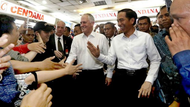 Malcolm Turnbull and Joko Widodo in a Jakarta textiles market. (Facebook)