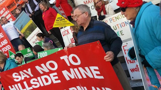 Nearly 1000 farmers from across South Australia have rallied the steps of parliament against plans to develop one of Australia’s biggest open cut and underground mines. 