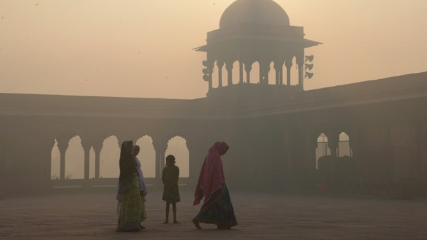 Women walk as smog envelops the Jama Masjid Mosque in the old quarters of New Delhi on November 3, 2016. (AFP)