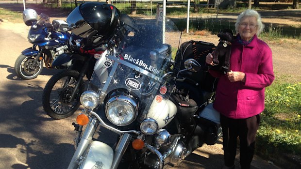 Mavis Sampson was reluctant to pose next to a motorbike but was happy to help welcome the Black Dog riders into town. (Simon Bouda,9NEWS)