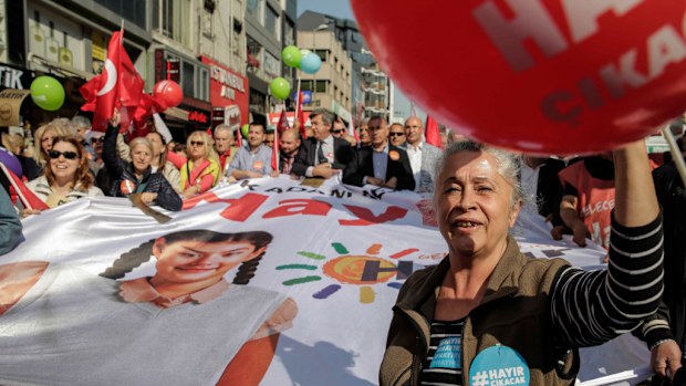 AK Party supporters attend a "Yes" rally in the Kasimpasa neighborhood of Istanbul. (AFP)