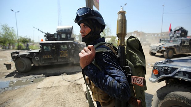 A member of the Iraqi forces carries a rocket launcher on his back in the old city of Mosul on April 16, 2017. (AFP)