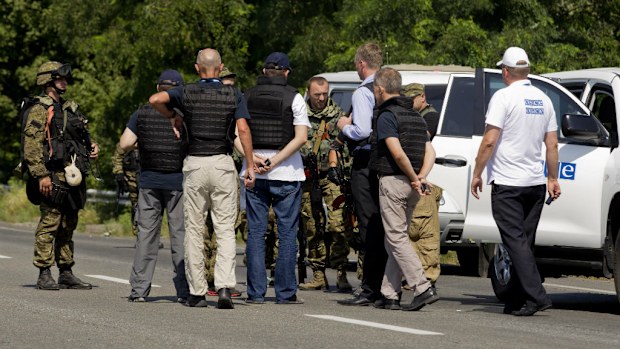 Australian and Dutch experts along with the OSCE finally make it to the MH17 crash site. (AAP)
