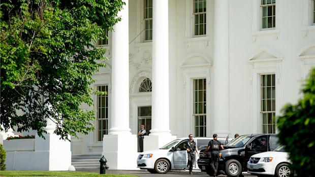  Secret Service agents stand near the North Lawn of the White House in Washington. (AAP)