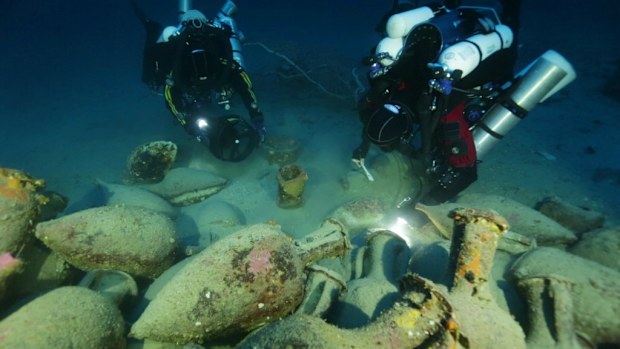 Divers off the Italian coast have discovered Roman artifacts in an ancient shipwreck. (AAP)