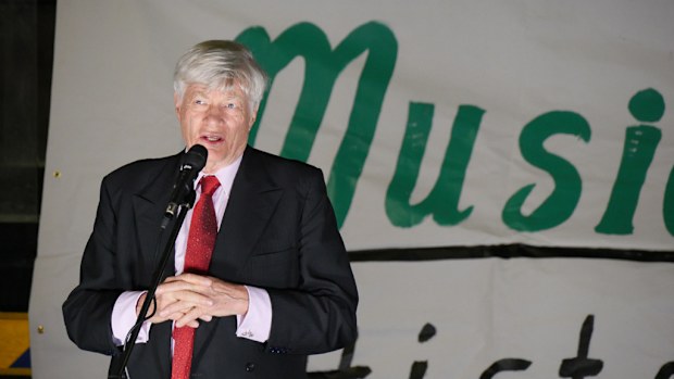 Human rights lawyer Geoffrey Robertson speaks at a vigil for Myuran Sukumaran and Andrew Chan. (AAP)