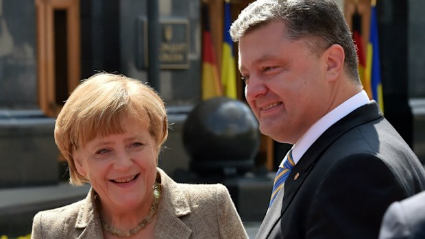 Ukrainian President Petro Poroshenko welcomes German Chancellor Angela Merkel to Kiev. (Getty)