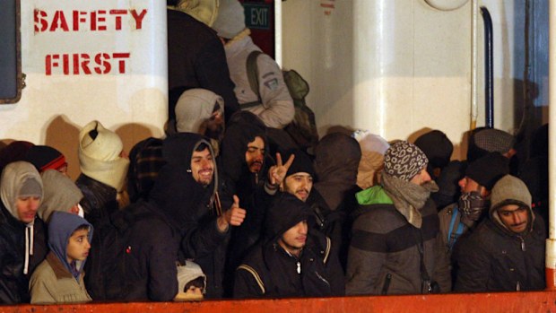 The Moldovan-flagged Blue Sky M carrying hundreds of migrants arrives at the southern Italian port of Gallipoli. (AAP)