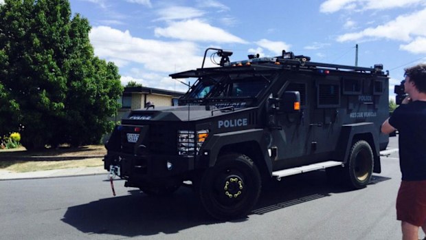 An armoured Tasmania Police vehicle arrives at the scene of the siege in Launceston. (Hannah Jenkins/WIN News)