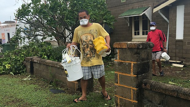 Joel Medil removing his belongings from his Bowen home. (AAP)