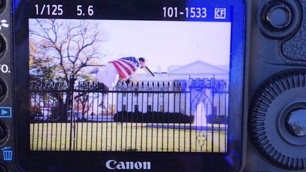 The man breached a barrier before scaling the White House fence. (Twitter: @VanessaVans_)