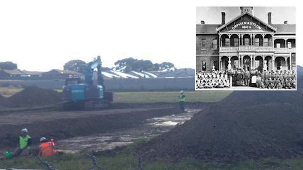 Workers excavate the grounds of the Ballarat Orphanage, and inset, a photo of residents of the institution. (9NEWS)