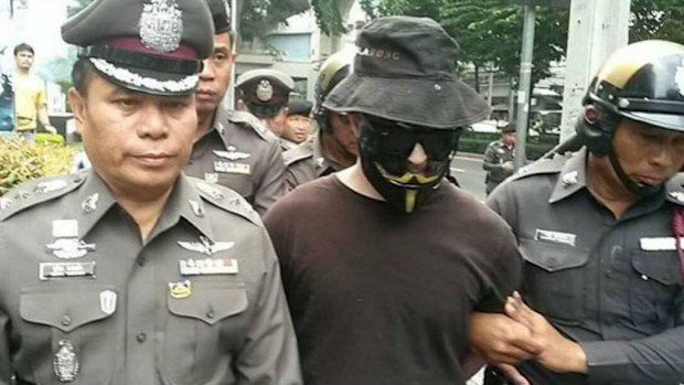 Zachary Cronin re-enacting the alleged crime with Thai police. (Facebook/FM. 91 Trafficpro)